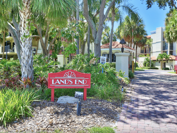 Luxurious Bayfront Condo Steps to beach